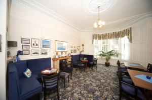 坎贝尔城戴尔伍德酒店的一间配备有蓝色沙发和椅子的用餐室