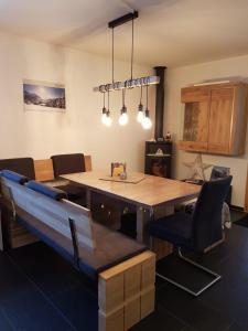 蒂芬卡斯特尔Primel (385 Sw) Whg. Manuela的厨房配有大型木桌和椅子