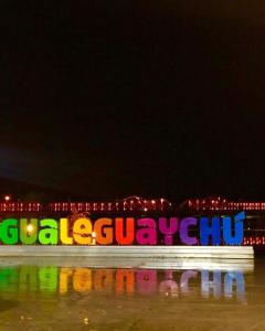 GualeguaychúHotel Berlin的城市前的标牌,上面写着‘allezatown’