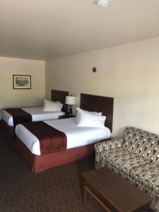 加德纳黄石大岩宾馆的酒店客房,设有两张床和一张沙发