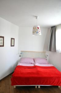 布拉迪斯拉发布拉迪斯拉发城堡公寓酒店的白色房间一张带红毯的床