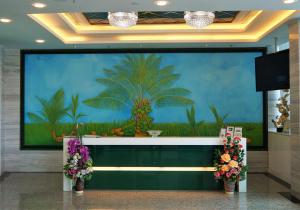 古晋松园酒店的大堂墙上的棕榈树壁画