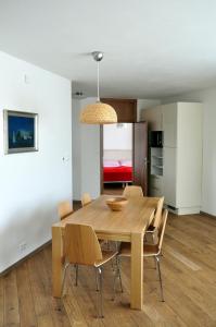 布拉迪斯拉发布拉迪斯拉发城堡公寓酒店的一间带木桌和椅子的用餐室