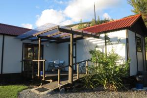 圣阿诺山景顶级木屋的一座带太阳能屋顶和甲板的房子