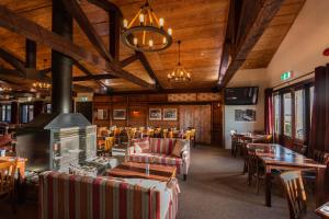 国家公园鲁阿佩胡火山帕克酒店的一间带桌椅和炉灶的餐厅