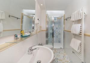 阿纳卡普里基拉索尔II号酒店的白色的浴室设有水槽和淋浴。