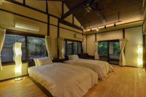 宫岛Villa Hamorebi的大型客房设有2张床和窗户。