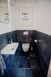 滨湖新锡德尔SPA Boutique Appartement # 26 with Indoor- and Outdoorpool的一间带卫生间和水槽的浴室