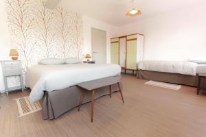 索姆河畔的圣瓦列里Le Nid de Val'Ry的一间大卧室,配有两张床和一张桌子