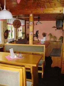 派克波特斯耐兹库索哈卡小屋宾馆 的餐厅设有1间带桌椅的用餐室