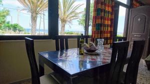 阿特米达Summerhouse Peggy: close to Athens airport by the sea的一张餐桌,享有海景