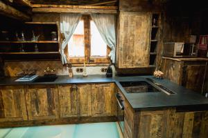 奥尔迪诺R de rural - Casa Mariola的厨房配有木制橱柜、水槽和窗户。