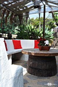 Fasnia库瓦阿尔费度假屋的桌子和长凳,上面有雨伞和植物