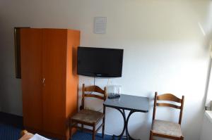 巴尼亚卢卡Motel Signal的客房设有桌子和平面电视。