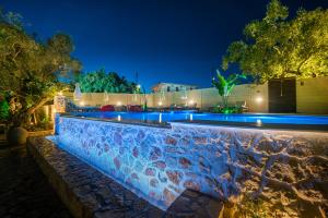 查加基恩克提玛库鲁酒店的夜晚的游泳池,灯光蓝色