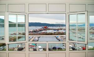 穆罗斯杰.拉戈旅馆的从大楼的窗户可以欣赏到码头的景色