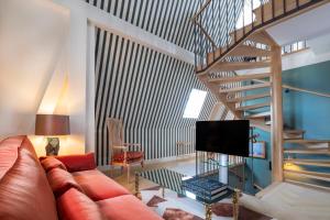 日内瓦罗马丽酒店的带沙发和楼梯的客厅