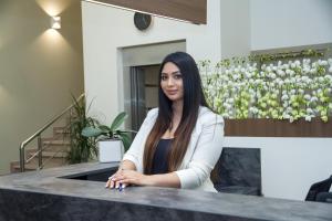 埃里温Armenian Inn的坐在鲜花房柜台上的女人