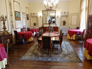 Tournon-Saint-Pierre莱斯莱瓦莱酒庄酒店的用餐室配有桌椅和红色桌子