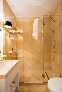 罗马Residenza B的带淋浴、卫生间和盥洗盆的浴室