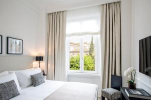 罗马Residenza B的卧室配有白色的床和窗户。