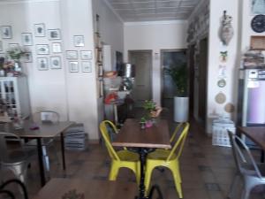 卡沃内拉斯Habitaciones Hernández的用餐室配有2张桌子和黄色椅子