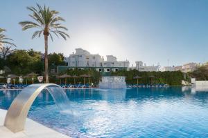 多列毛利诺斯Hotel Palia Las Palomas的度假村内带喷泉的游泳池