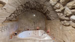 萨法德HEMDAT NEFESH的石头房的浴缸,周围放着蜡烛