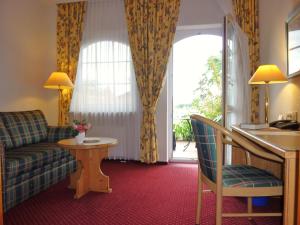 勒伯尔姆利兹加尼乡村酒店的酒店客房设有沙发和桌子