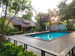 Ta KhliMamaungpaa Hill resort的房屋旁的木甲板上的游泳池