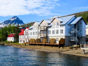 Fáskrúðsfjörður东部峡湾福斯酒店的山 ⁇ 河畔的一排房子