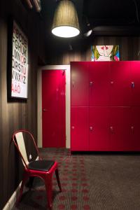 赫尔辛基费恩酒店的红色更衣室,配有红色椅子和红色橱柜