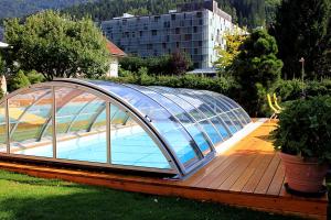 特洛普拉赫施泰纳旅馆的甲板上设有玻璃屋的游泳池