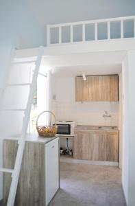 鲁维斯Heracles Guesthouse的厨房配有木制橱柜和台面