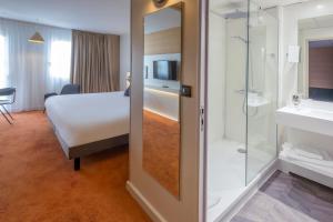 鲁昂Mercure Rouen Centre Champ de Mars的酒店客房配有一张床和淋浴