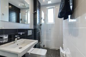 索非亚Sofia Dream Apartments - Rock'n'Roll One Bedroom的一间带水槽、卫生间和镜子的浴室