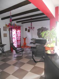 阿莫利亚尼岛多米尼奇旅馆的客厅配有钢琴和桌子