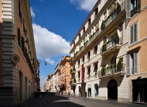 罗马The First Dolce - Preferred Hotels & Resorts的城市中一条空荡荡的街道,有建筑