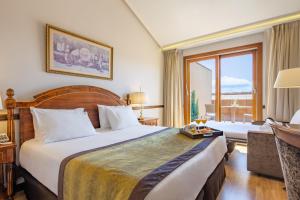 阿维拉埃克斯瑞纳伊莎贝尔酒店的一间设有大床和窗户的酒店客房