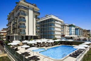 利多迪耶索罗拜伦贝拉维斯特酒店的一座带游泳池和遮阳伞的度假村和一座建筑