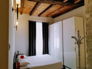 阿科Althamer Palace Apartments的一间卧室设有一张床和一个窗口