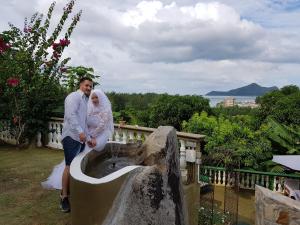 维多利亚Hibiscus House Seychelles Self Catering的站在喷泉旁的新娘和新郎