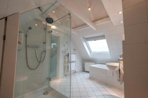 汉诺威汉诺威萨沃伊酒店的带淋浴和盥洗盆的浴室