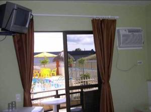 巴尔内阿里东海滩Hotel Pousada Mineirinho的客房设有一个享有度假胜地景致的阳台。
