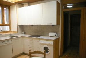 奥查加维亚Apartmento AZKOITI的厨房配有白色橱柜和洗衣机