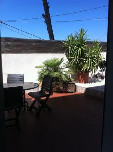 马赛乡间普勒玛酒店的庭院配有桌椅和植物