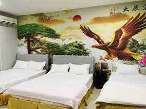 怡保Home Inn Hotel的墙上画画的房间里设有两张床