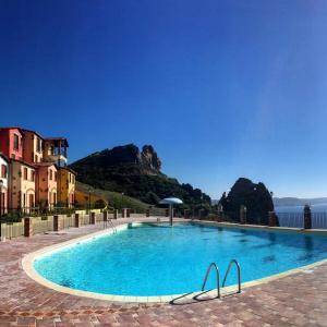 内比达L'Emozione Tanca Piras的一座大游泳池,后面是一座山