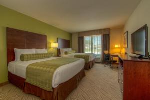 HolyokeCobblestone Inn & Suites - Holyoke的酒店客房设有两张床和一台平面电视。