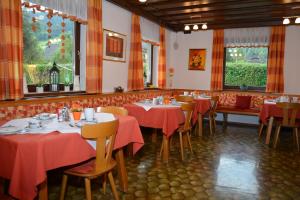穆劳附近圣洛伦岑Pension Kreischberg Mayer的餐厅配有桌椅和红色桌布